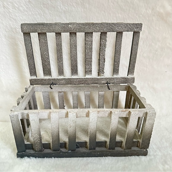 Set of 4 Primitive Farm Animal Figurines (Sheep, Pig, Cow, Lamb) W/ Stable Crate - Picture 10 of 13